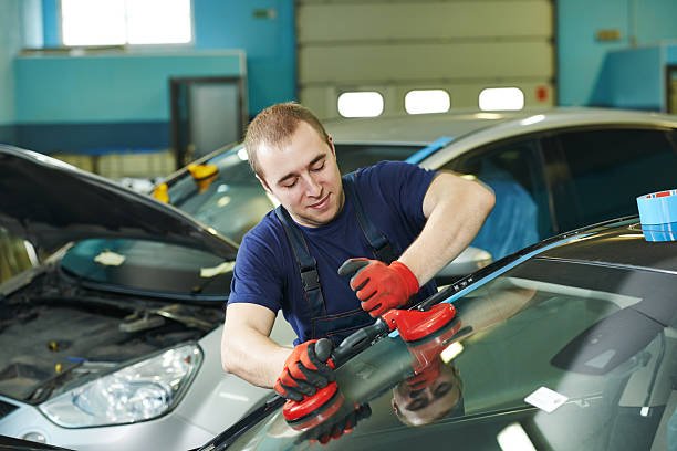 choosing-between-diy-and-professional-auto-glass-repair